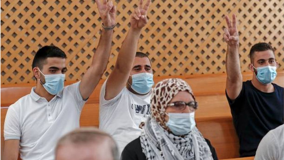 أفراد من العائلات الفلسطينية المهددة بإخلاء منازلها في قاعة المحكمة العليا