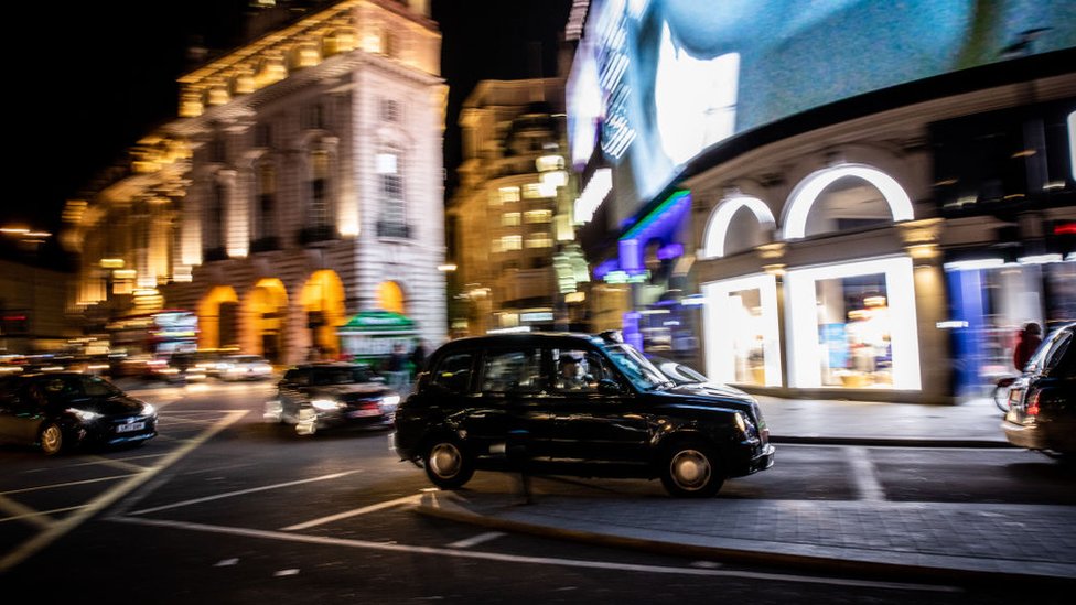 Типичное лондонское такси видно на площади Пикадилли