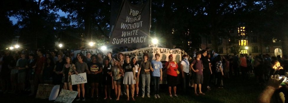 Протестующие и студенты собираются на митинг перед тем, как сбросить статую солдата Конфедерации по прозвищу «Безмолвный Сэм»