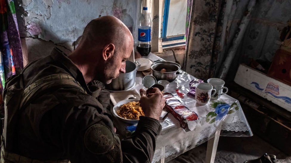 Soldado ucraniano almorzando en el frente de Zaporiyia.