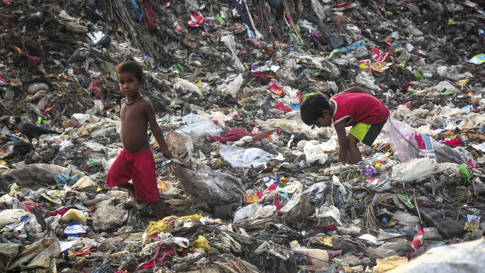 เด็ก ๆ ในบังกลาเทศ ได้รับค่าจ้างต่ำเพื่อเก็บของในกองขยะในบังกลาเทศ
