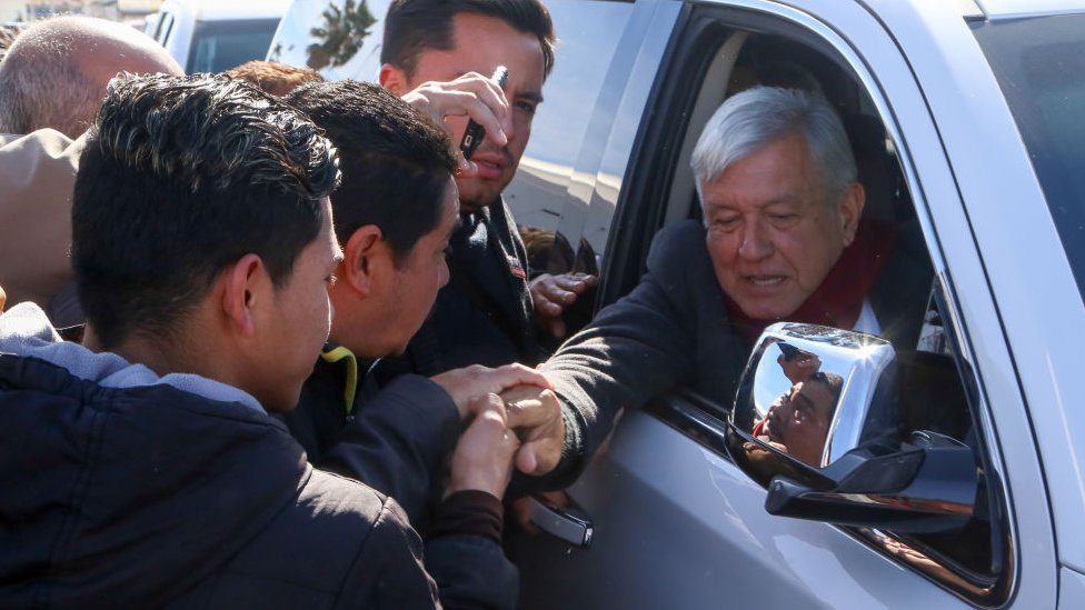 López Obrador saluda a personas