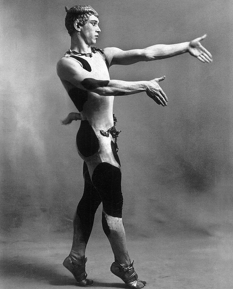 Вацлав Нижинский поставил хореографию и танцевал в L'Apres-midi d'un faune для Русского балета, которую позже увидел Уильям Карлос Уильямс