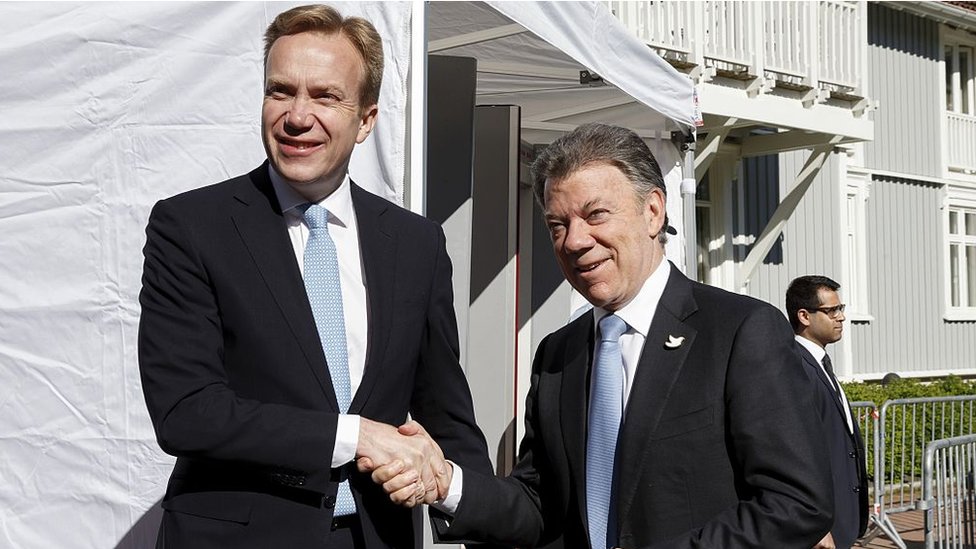 El entonces ministro de Relaciones Exteriores de Noruega, Boerge Brende (izq.), con el entonces presidente de Colombia, Juan Manuel Santos, en el Foro de Olso en 2015