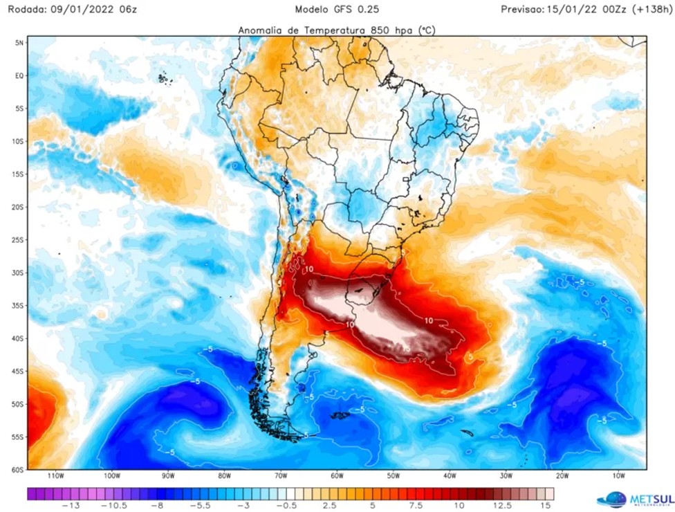 Mapa que muestra una masa de aire caliente en la región central de Sudamérica