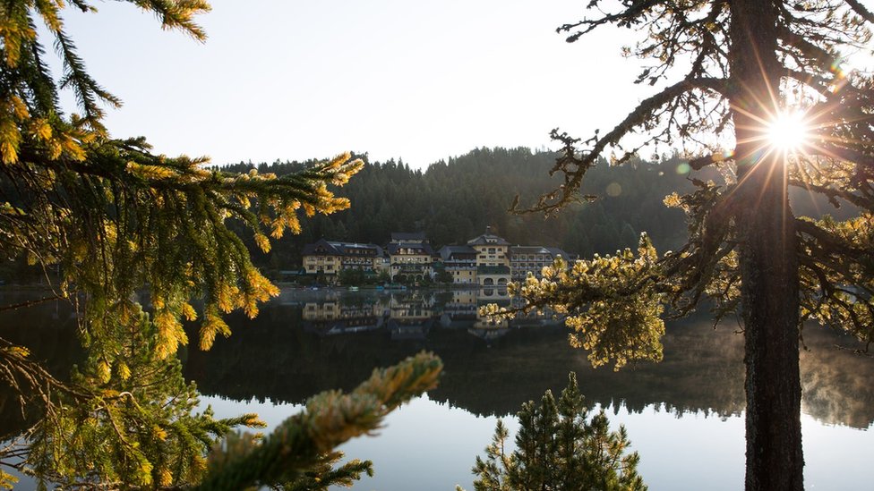 El hotel de Brandstatter ha vuelto a funcionar con las llaves y seguros tradicionales. Foto: Seehotel Jagerwirt. Vista del Seehotel Jagerwirt. Foto: Seehotel Jagerwirt.