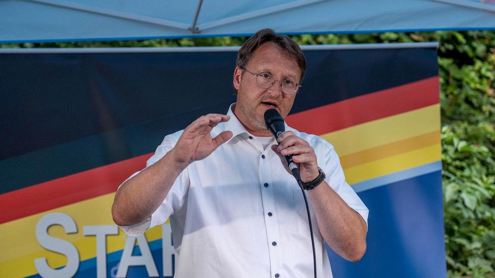 2023年6月25日，德國東部，極右翼德國另類選擇黨（AfD）的羅伯特·塞塞爾曼（Robert Sesselmann）在選舉活動上發表講話。