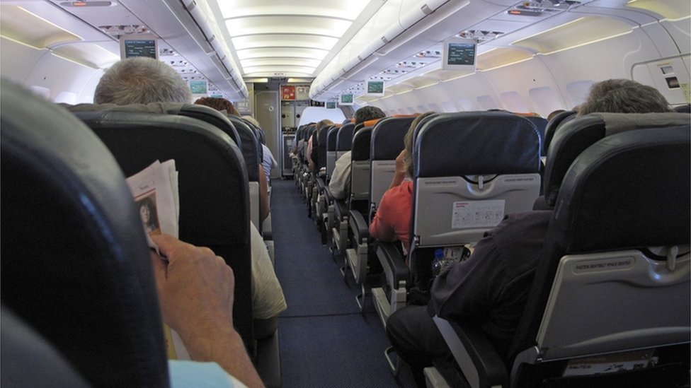 Interior de un avión con pasajeros