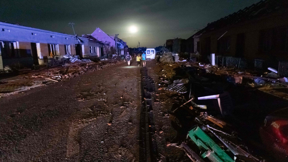 Czech Republic: Powerful tornado sweeps through villages