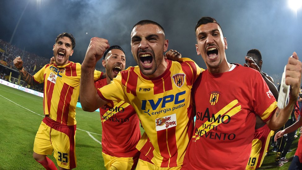 El éxtasis vivido por los jugadores del Benevento tras la histórica clasificación del equipo a la serie A del Calcio. Jugadores del Benevento