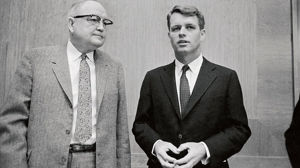 Сенатор Джеймс О Истленд (слева) и бывший генеральный прокурор Роберт Кеннеди