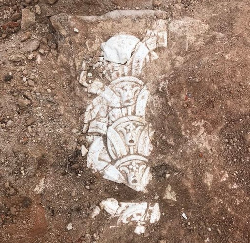 Декоративная штукатурка, обнаруженная во время археологических раскопок Clumber House