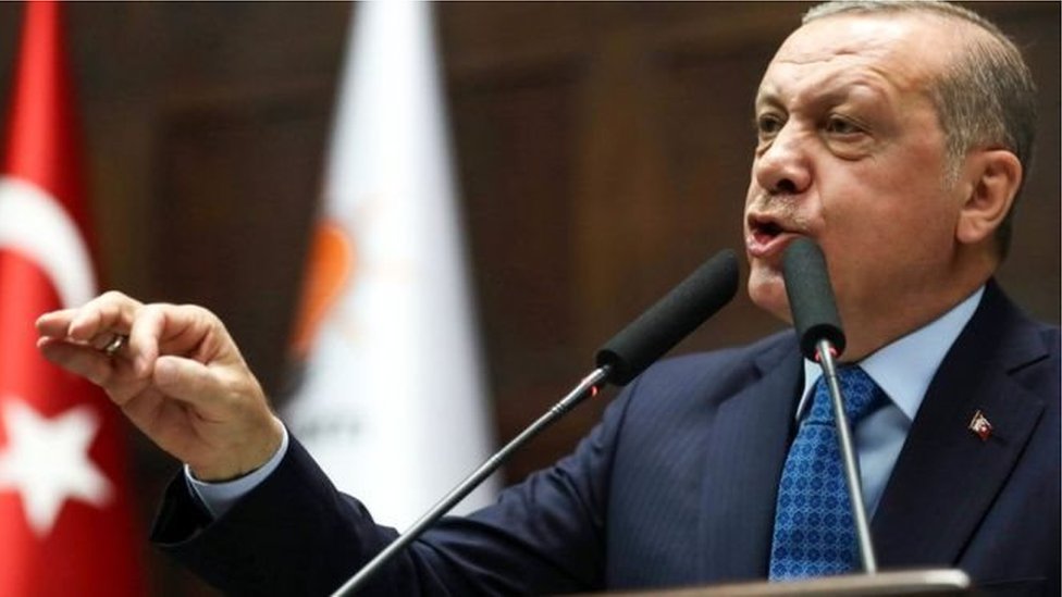 أعلن الرئيس التركي رجب طيب أردوغان إجراء انتخابات رئاسية وبرلمانية مبكرة في الرابع والعشرين من يونيو / حزيران المقبل.