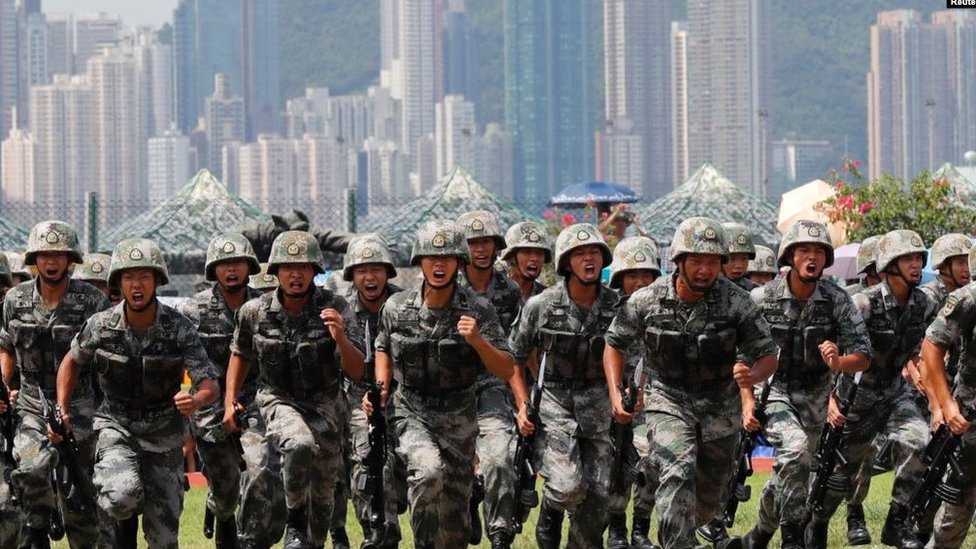 中國駐港部隊2019年6月30日在香港昂船洲海軍基地舉行軍事表演。