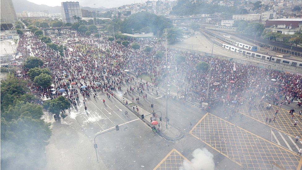 Слезоточивый газ используется во время Парада Победы Фламенго - Рио-де-Жанейро, Бразилия - 24 ноября 2019 г.