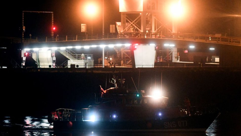 一艘運載移民屍體的法國志願海上救援組織船隻抵達法國加萊港。