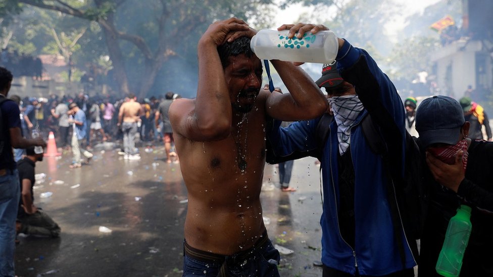 Un manifestante visiblemente afectado por los gases lacrimógenos.