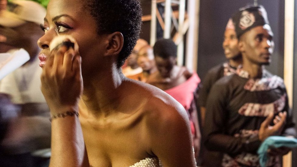 Una modelo se prepara entre bastidores antes de participar en la 10.ª Semana de la Moda Swahili en Tanzania, el 2 de diciembre de 2017.