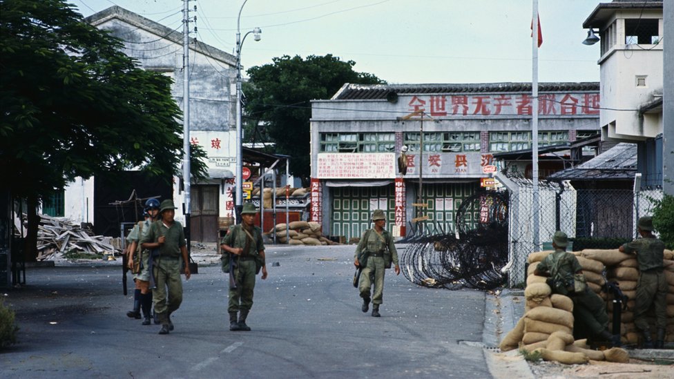 沙頭角槍戰發生後駐港英軍廓爾喀軍團士兵與香港警察在中英交界處戒備（9/7/1967）