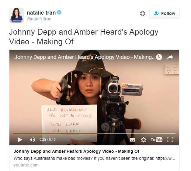 Текст твита: «Видео с извинениями Джонни Деппа и Эмбер Херд - Изготовление» над видео, на котором влогер Натали Тран размахивает карточками с подсказками и пистолетом за камерой