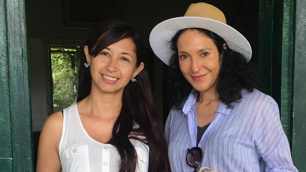 لويزا فيتشينازا-بيجي (يمين) ومزارعة الكاكو كارمن ماغالي إراسو أدارمي