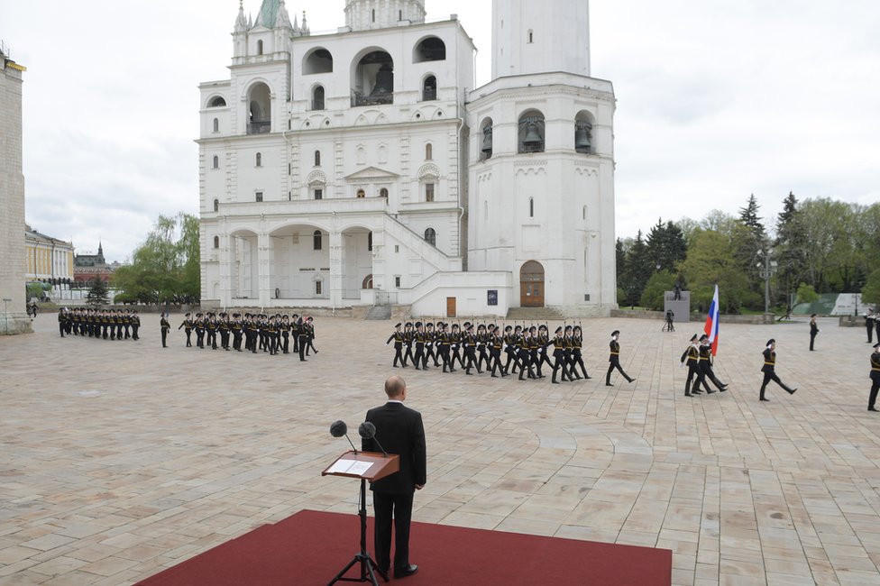 Президент Владимир Путин смотрит парад солдат в Москве, Россия