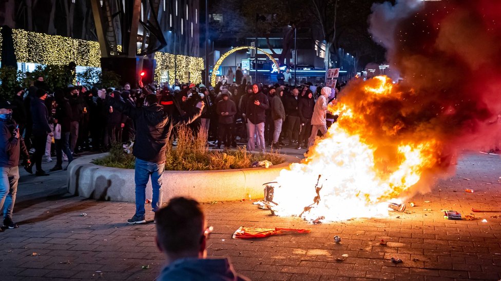 Protestas con neumáticos incendiados en Rotterdam