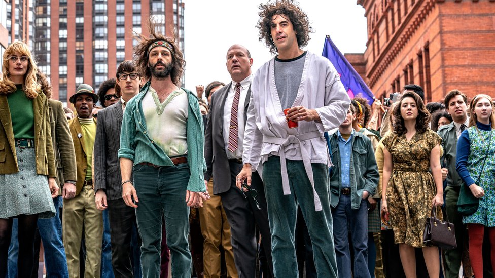 Jeremy Strong y Sacha Baron Cohen en "El juicio de los 7 de Chicago"