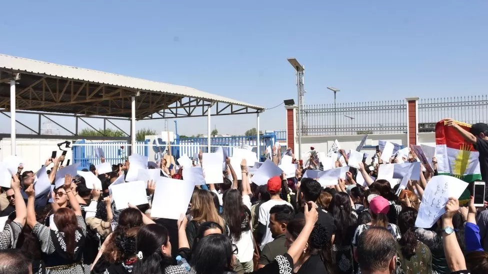 مظاهرة لتأييد المتظاهرين في إيران عند مقر تابع للأمم المتحدة في أربيل