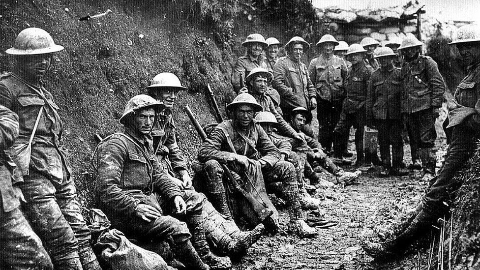 Королевские ирландские винтовки в окопе связи в первый день битвы на Сомме 1 июля 1916 г.