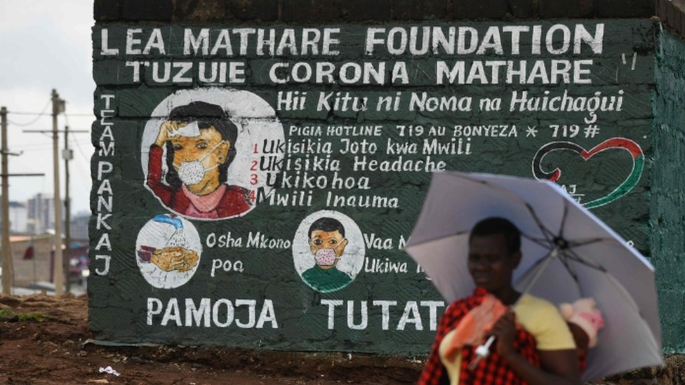 Фреска в столице Кении, Найроби, с информацией о Covid-19