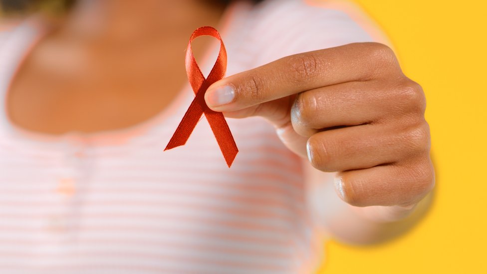 Mujer con un lazo en apoyo a los enfermos de VIH