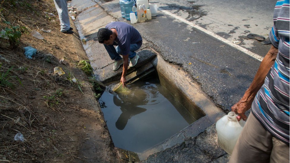 La crisis de suministro ha llevado a muchas personas a recoger agua de fuentes insalubres.