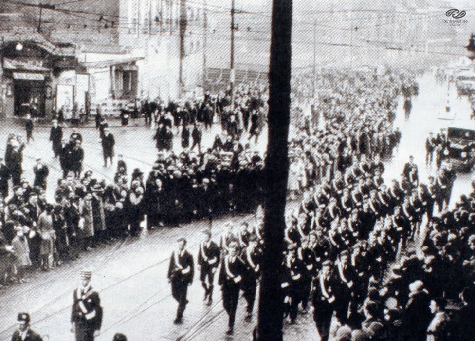 Бригада мальчиков марширует мимо дома с фотографиями на funeral.jpg