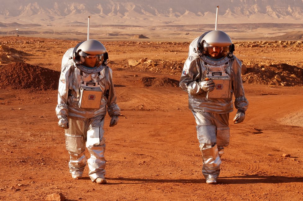 Astronauti hodaju u specijalnim odelima tokom treninga za odlazak na misiju na Mars, a vežba je obavljena krateru Ramon u Micpe Ramonu u izraelskoj pustinji Negev.