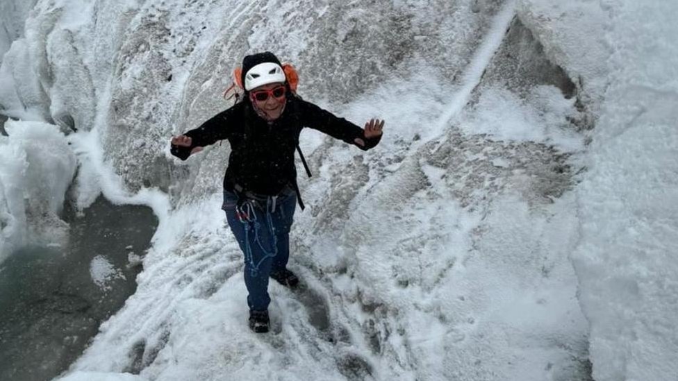 Pundžo Džangmu Lama nasmejana i okružena snegom i ledom na putu kao Mont Everestu