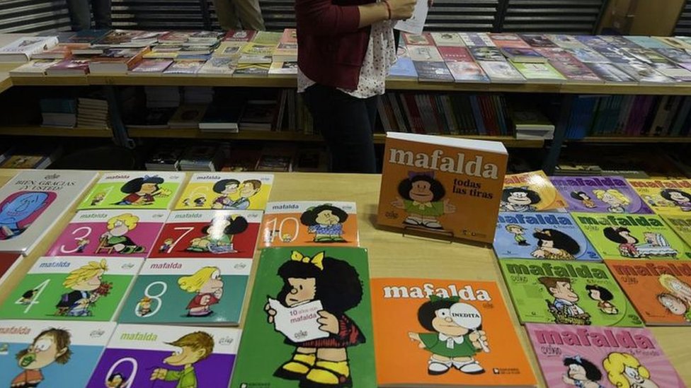 يتم عرض المجلات الكوميدية الأرجنتينية "مافالدا" خلال يوم افتتاح الطبعة 41 من معرض بوينس آيرس الدولي للكتاب، في 23 أبريل/نيسان 2015