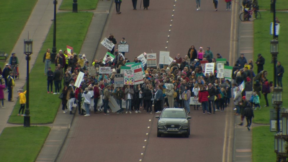 толпы собираются в Stormont