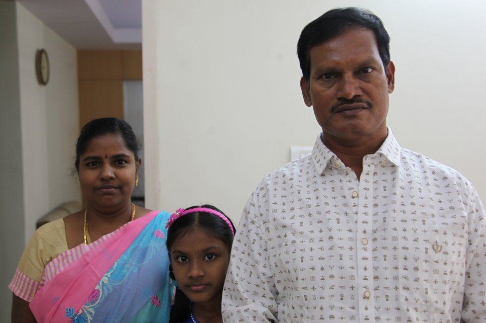 Arunachalam Muruganantham con su esposa Shanthi y su hija.