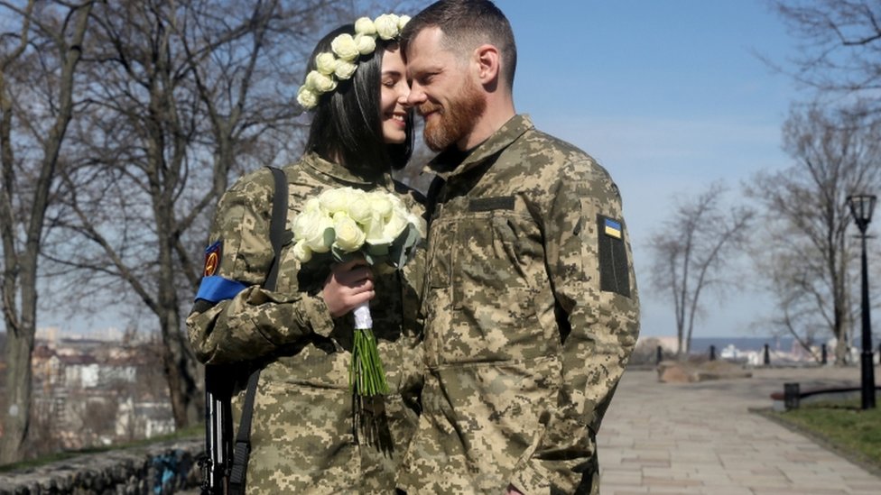 أناستاسيا، 24 عاما، وفاتشيسلاف، 43 عاما، من بين أفراد قوات الدفاع الإقليمية الأوكرانية، اغتنموا فرصة توقف القتال في كييف للزواج
