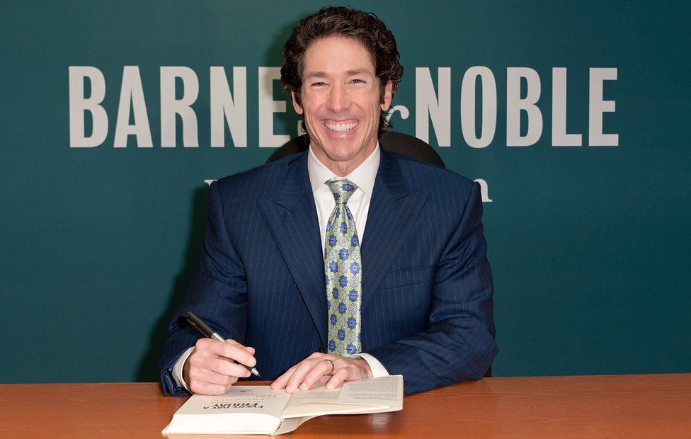 Osten es autor de numerosos libros sobre autoayuda que han sido un éxito en ventas. Joel Osteen firmando uno de sus libros.