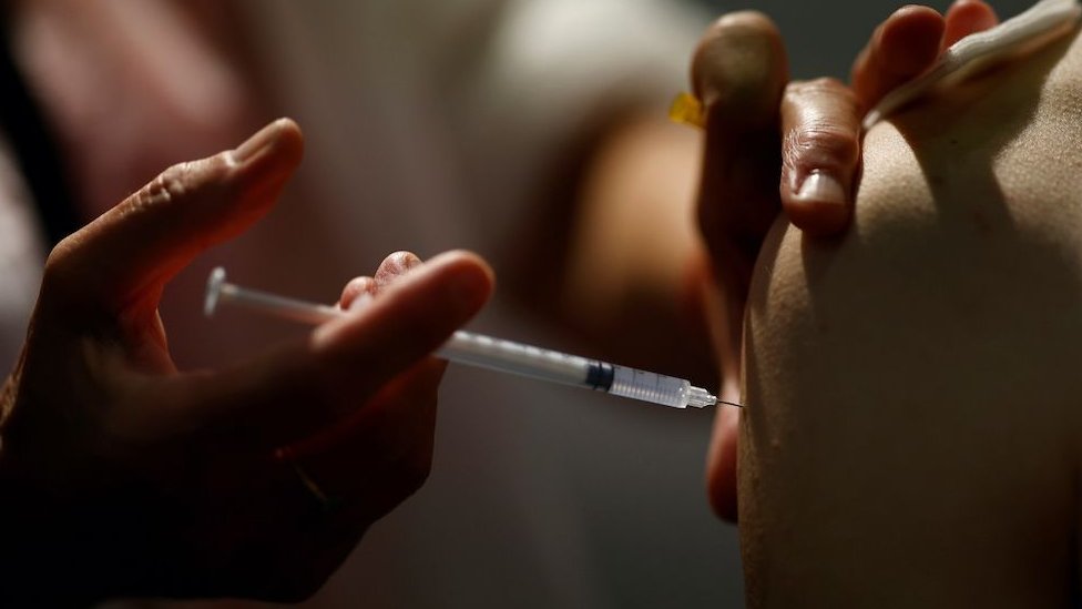 Un trabajador médico administra una dosis de la vacuna covid en Nantes, Francia, el 14 de septiembre de 2021.