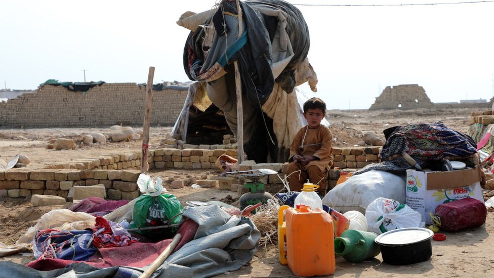 شوهد أفغان نازحون داخليا في مخيم في بلخ، أفغانستان في 13 نوفمبر/تشرين الثاني 2021