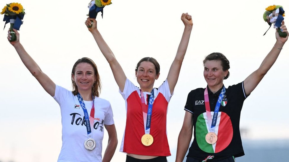 Anna Kiesenhofer (centro) en el podio, con su medalla de oro