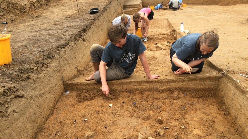 археологи за работой на раскопках