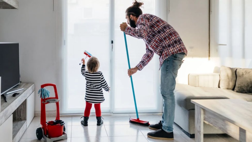Muškarci koji pomažu u skrivenim kućanskim poslovima što neproporcionalno padaju na pleća žena mogli bi da olakšaju teret mamama i stvore ravnopravnija domaćinstva