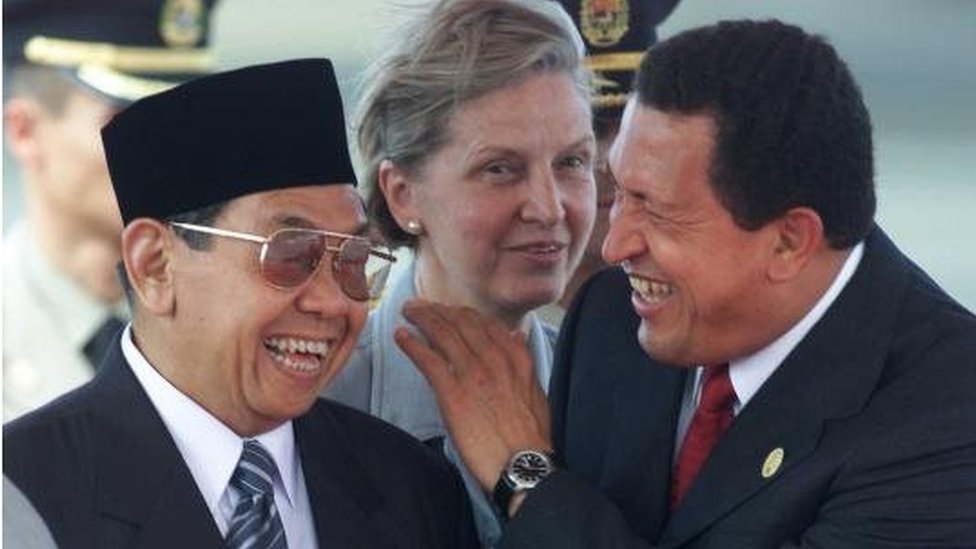 Presiden ke-empat Indonesia, Abdurrahman Wahid dan presiden Venezuela, Hugo Chavez ketika bertemu dalam KTT OPEC pada Oktober 2000 di Caracas, Venezuela