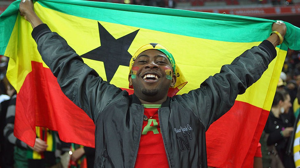Мужчина с флагом Ганы