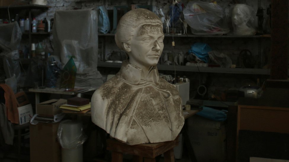 Modelo en yeso del busto perdido de Isabel Perón, obra del artista Enrique Savio.