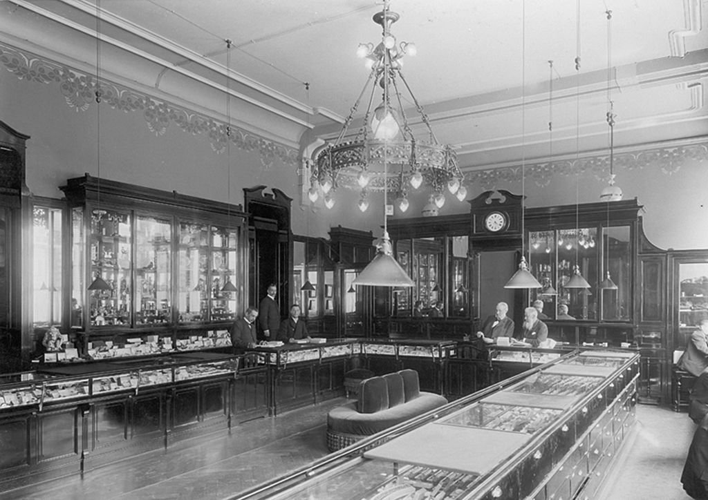 Loja Peter Carl Fabergé, em 1910, em São Petersburgo, Rússia
